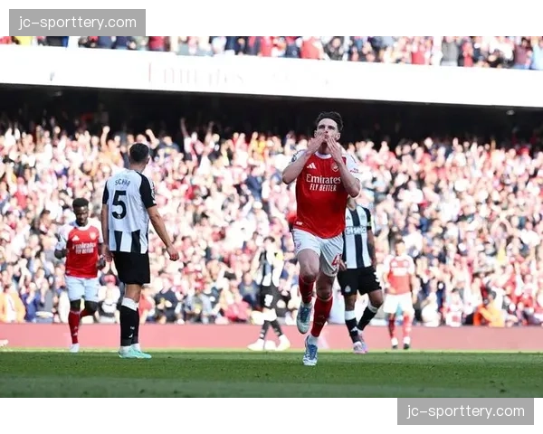 勒沃库森三中卫体系边路空当被利用，阿森纳边锋内切创造威胁